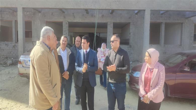 نائب محافظ مطروح خلال متابعة أعمال إنشاء مدرسة الضبعة الجديدة للتعليم الأساسي