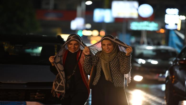 فرحة المصريين بالأجواء الشتوية.. مشاهد من هطول الأمطار في محافظة الجيزة