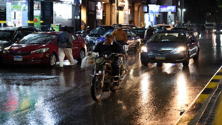 فرحة المصريين بالأجواء الشتوية.. مشاهد من هطول الأمطار في محافظة الجيزة