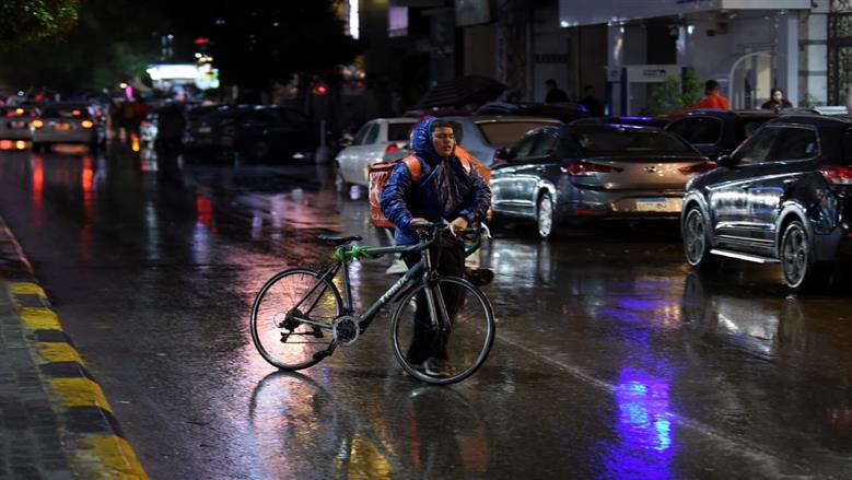 فرحة المصريين بالأجواء الشتوية.. مشاهد من هطول الأمطار في محافظة الجيزة