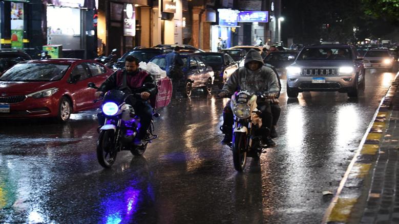 فرحة المصريين بالأجواء الشتوية.. مشاهد من هطول الأمطار في محافظة الجيزة