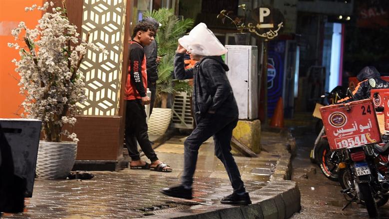 فرحة المصريين بالأجواء الشتوية.. مشاهد من هطول الأمطار في محافظة الجيزة