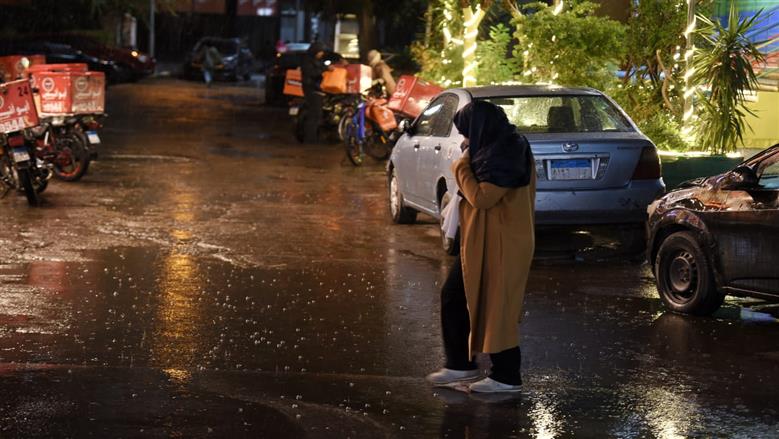 فرحة المصريين بالأجواء الشتوية.. مشاهد من هطول الأمطار في محافظة الجيزة