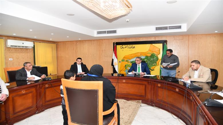 محافظ الفيوم يستمع لشكاوى المواطنين