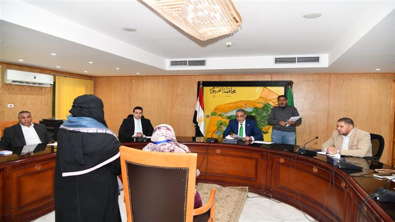 محافظ الفيوم يستمع لشكاوى المواطنين