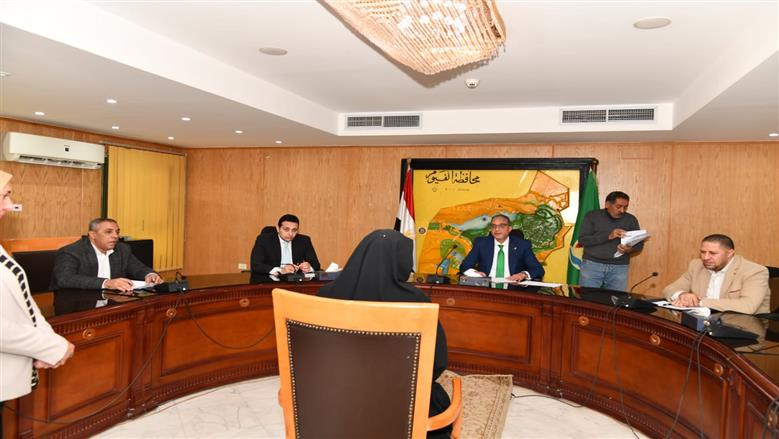 محافظ الفيوم يستمع لشكاوى المواطنين