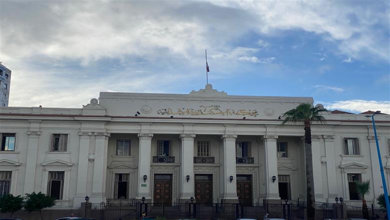 بكمامات ونظارات شمسية.. الأطفال ضحايا الاعتداء يصلون إلى جنايات الإسكندرية