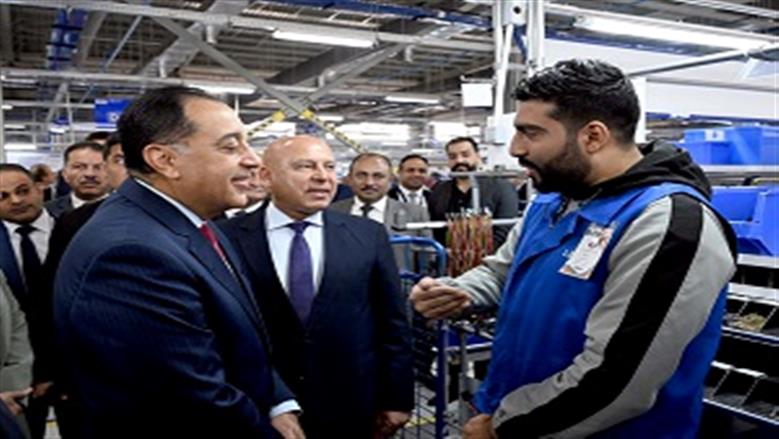رئيس الوزراء يجري حواراً وديا مع احد الشباب العاملين بالمصنع