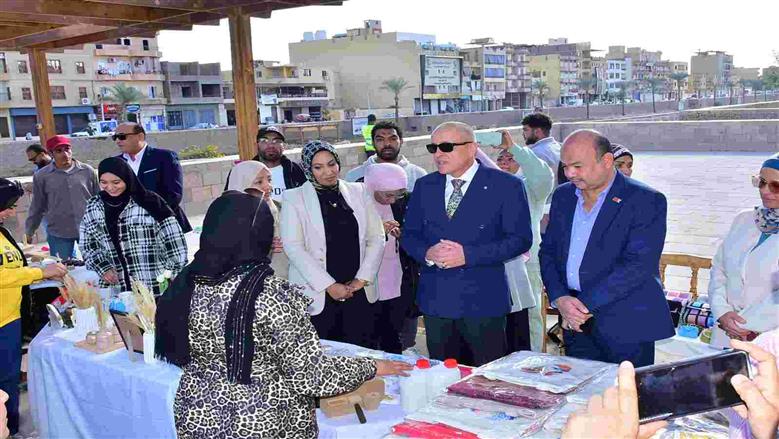 محافظ الأقصر يفتتح معرض منصة «أيادي مصر» بمكتبة مصر العامة على هامش الاحتفالات بعيد الأقصر القومي