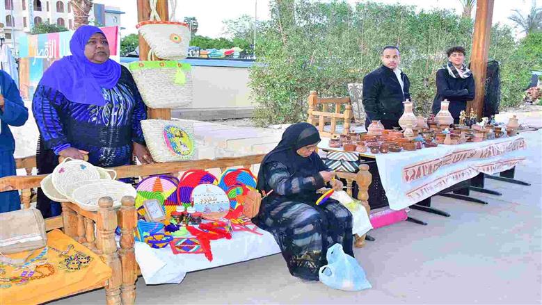 محافظ الأقصر يفتتح معرض منصة «أيادي مصر» بمكتبة مصر العامة على هامش الاحتفالات بعيد الأقصر القومي