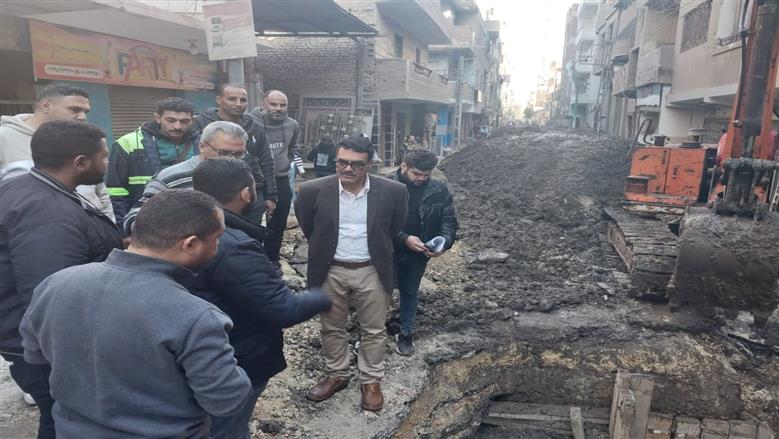 رئيس «مياه القليوبية» يتفقد أعمال إحلال وتجديد شبكات الصرف الصحي بقرية بطا 