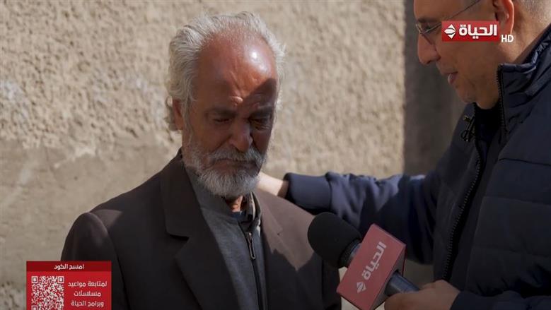 في لفتة إنسانية.. «أجمل ناس» يفاجئ بائع مناديل مسن بهدية مالية