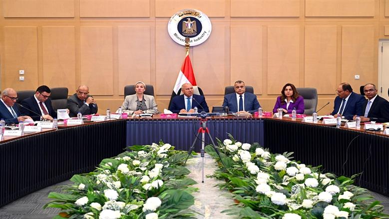 وزير الصناعة يترأس الاجتماع