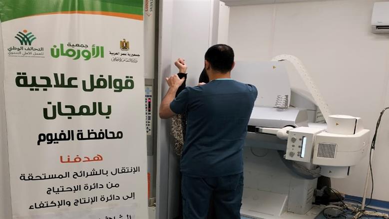 توقيع الكشف الطبي على المرضى خلال القافلة