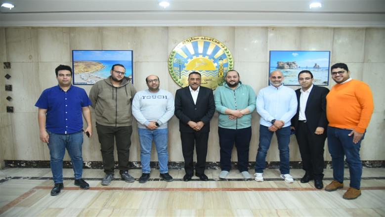محافظ مطروح خلال لقائه مع مدير مركز القلب والاستشاريين وأخصائي القلب بمكتب محافظ مطروح