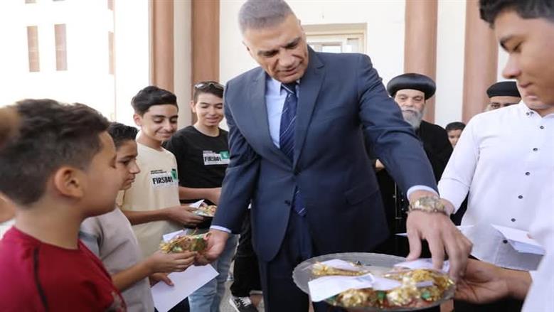 توزيع الهدايا في أسوان 