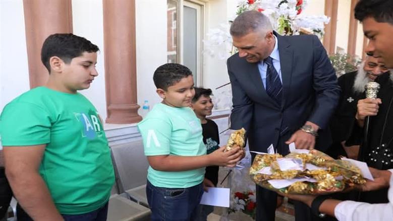 توزيع الهدايا في أسوان 