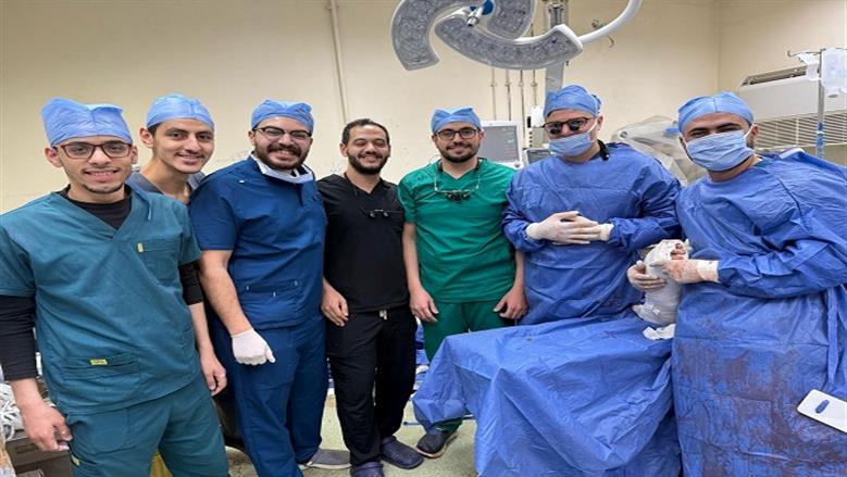  12 ساعة في العمليات.. منقذ أنف نجم المنتخب يقود فريق أطباء الأزهر لإعادة يد شاب مبتورة