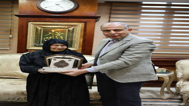محافظ المنيا يستقبل «مسنة» تتبرع بقطعة أرض لبناء مستشفى وفاء لزوجها الراحل