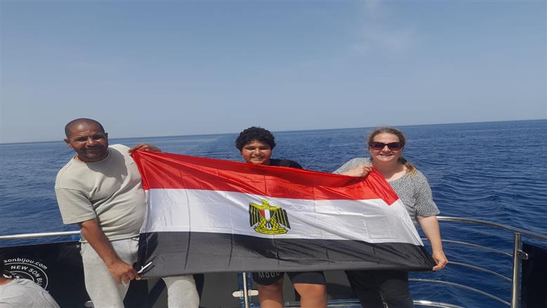 سياح الغردقة تحتفل بذكرى تحرير سيناء برفع علم مصر على الشواطئ