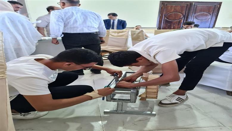 الطلاب والطالبات أثناء العمل في المشروعات البحثية الفائزة