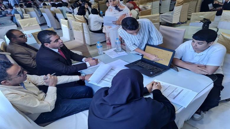 الطلاب والطالبات أثناء العمل في المشروعات البحثية الفائزة