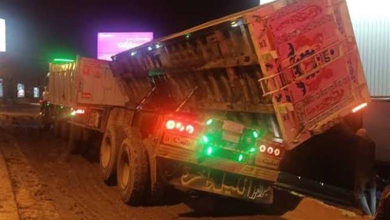 انقلاب سيارة نقل محملة بـ50 طن علف صويا في أكتوبر  