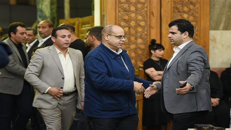 «عمر مكرم» يمتلئ بالمحبين.. مشاركة واسعة في عزاء إيهاب صابر