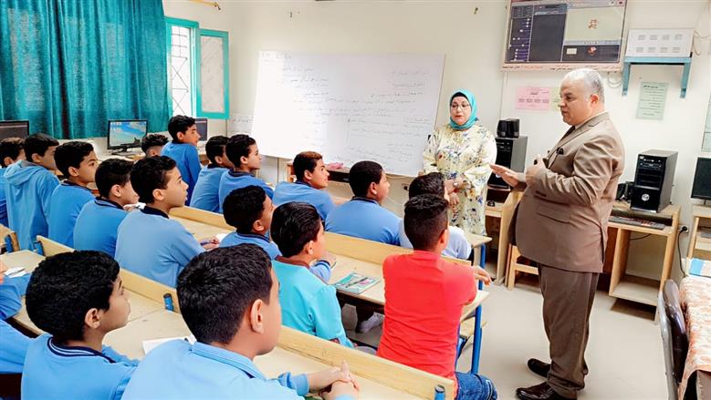 مدير تعليم الفيوم أثناء متابعة الدراسة بالمدارس