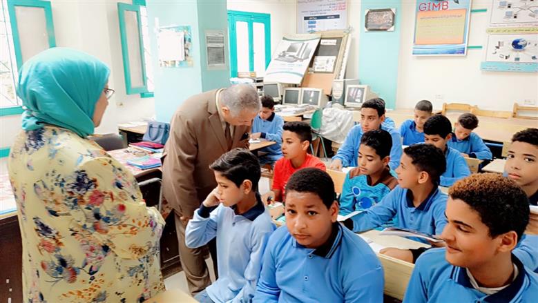 مدير تعليم الفيوم أثناء متابعة الدراسة بالمدارس
