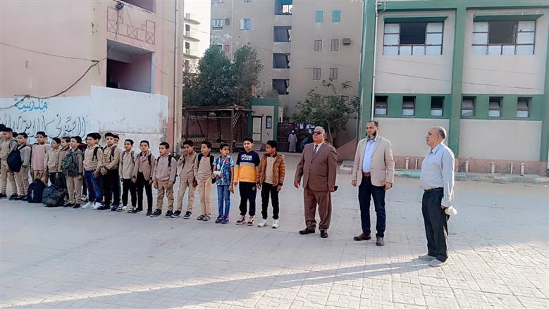مدير تعليم الفيوم أثناء متابعة الدراسة بالمدارس