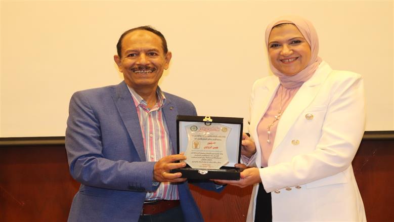 كلية الإعلام بنات جامعة الأزهر تحتفل بيوم الحصاد.. وتكرم خبراء الإعلام 
