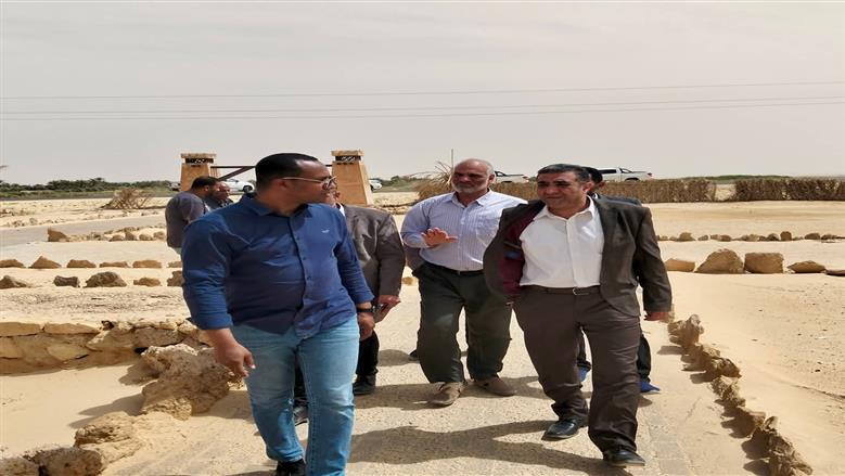 اللواء وليد منصور رئيس مركز ومدينة سيوة خلال متابعة المناطق السكنية فيالمدينة