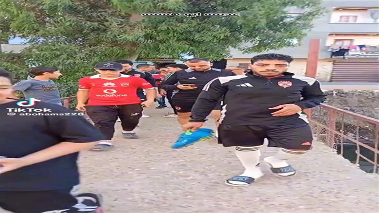 نسخ طبق الأصل بالقميص الأحمر.. أشباه لاعبي الأهلي حديث السوشيال ميديا (فيديو)