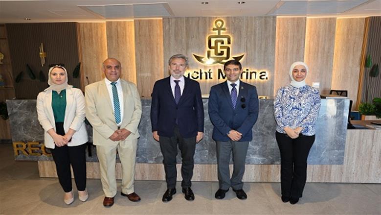 السفير الإيطالي في القاهرة يزور قناة السويس