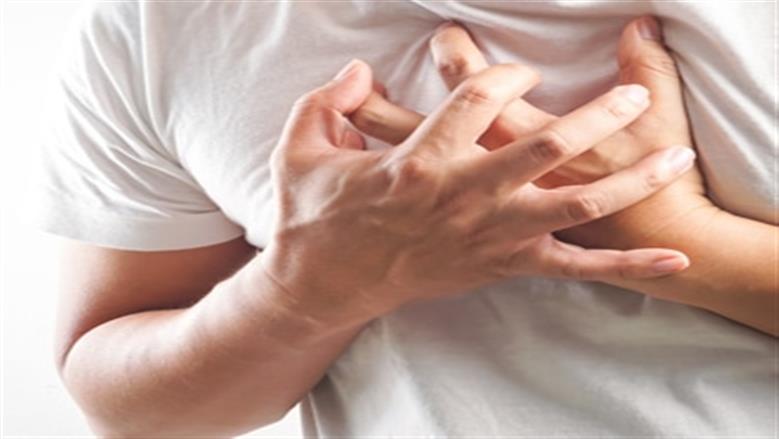 وفاة سائق بأزمة قلبية بعد دقائق من رحيل زميله بتركيا.. «راح يطمن عليه مات بجواره»