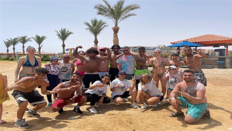 عملهم محشي وأكلهم على الطبلية.. «منتصر» مرشد سياحي صعيدي يأسر قلوب الفرنسيين بجلبابه وهويته المصرية