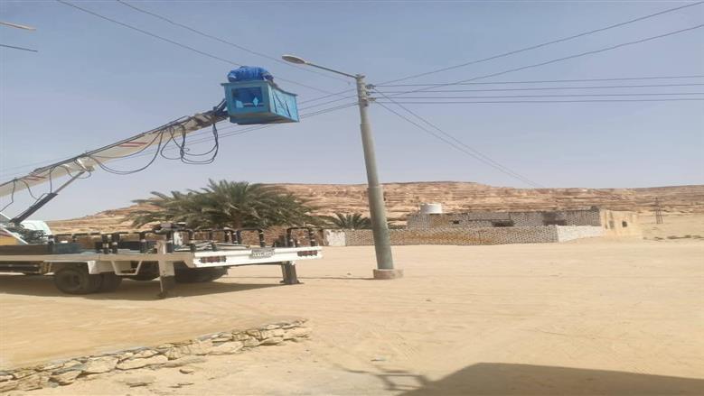 صيانة الأعمدة الكهربائية في شوارع سيوة