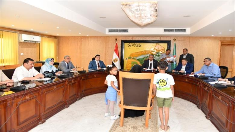 محافظ الفيوم يستمع لشكاوى المواطنين