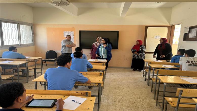 وكيل تعليم مطروح خلال متابعة امتحانات النقل بمدرسة مصطفي أمين