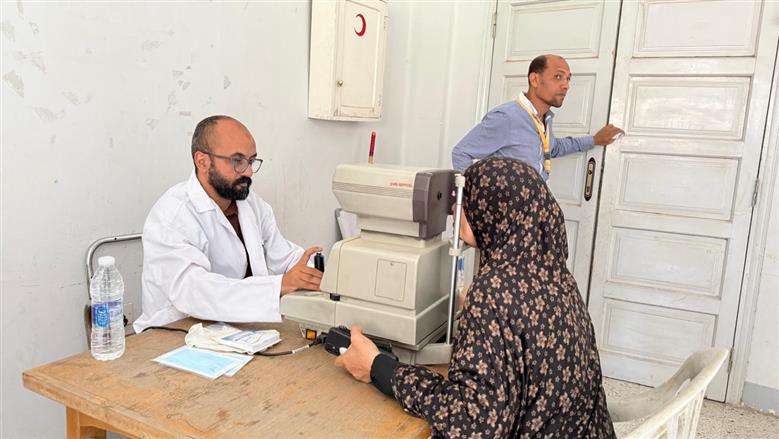 الكشف على المرضى وصرف الأدوية خلال القافلة