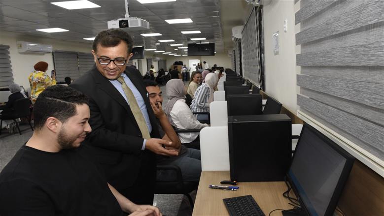 عميد «أسنان عين شمس» يتفقد أول امتحان بنظام Computer Based ضمن التحول الرقمي