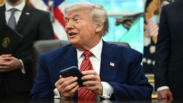 بعد تهديد ترامب بفرض رسوم على «آبل».. تعرف على نوع وسعر هاتفه الشخصي