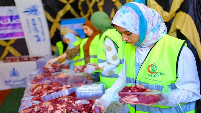 صناع الخير خلال توزيع المواد الغذائية 