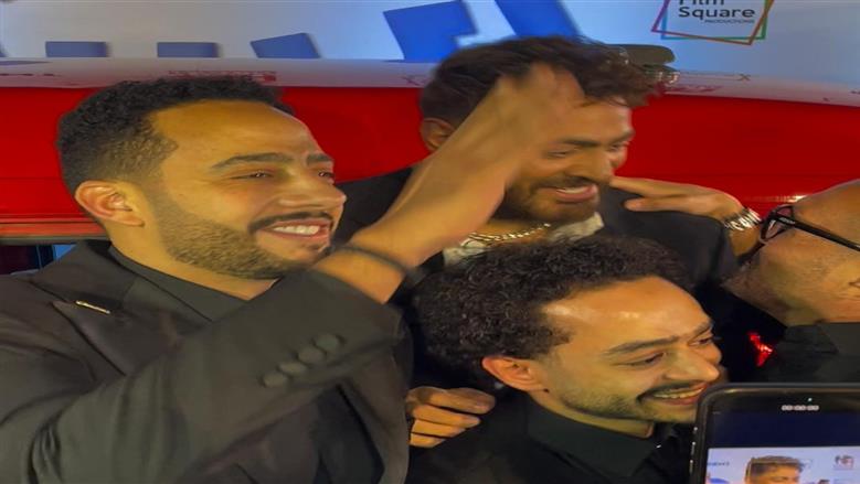 وصول تامر حسني بسيارة «تمناية» إلى العرض الخاص لفيلم «ريستارت»