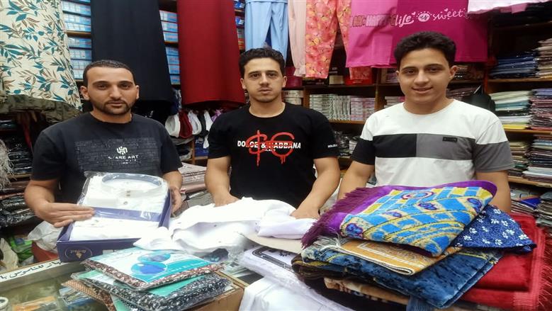«الحج عليك.. والهدايا علينا».. مستلزمات الحجاج تبهج التجار وتنعش مبيعاتهم