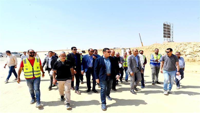 وزير الإسكان يتفقد مشروعات المرافق والطرق الجارية بالامتداد الجنوبي بمدينة القاهرة الجديدة