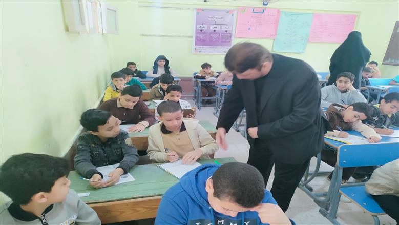 رئيس منطقة مطروح الأزهرية خلال متابعته امتحانات الابتدائي
