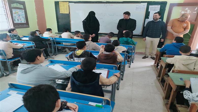 رئيس منطقة مطروح الأزهرية خلال متابعته امتحانات الابتدائي