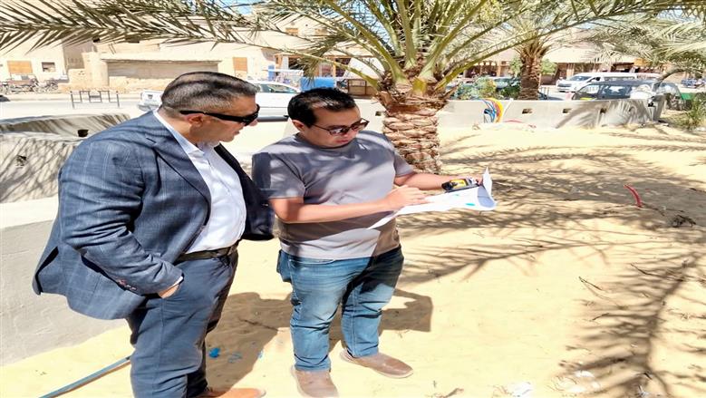 رئيس مدينة سيوة خلال متابعته أعمال تطوير ميدان السوق مع التنسيق الحضاري